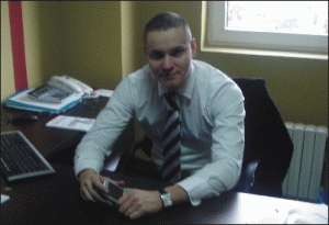 Domnul Sergiu Almăşan este directorul general al firmei "Rowe". S-a născut în Bucureşti, în anul 1978. A absolvit Facultatea de Relaţii Economice Internaţionale din cadrul ASE-Bucureşti. Este căsătorit. Pasiuni: baschetul şi călătoriile.
