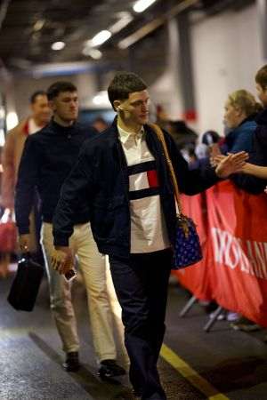 Echipa masculină a Liverpool FC, îmbrăcată în Tommy Hilfiger la meciul din Premier League cu Newcastle United