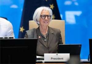 Întrebată dacă cheltuielile comune pentru apărare şi obligaţiunile euro ca element permanent al unui activ sigur în euro ar trebui să facă parte din discuţie, Christine Lagarde a răspuns că "este cu siguranţă pe lista noastră de priorităţi”, iar apoi a insistat că BCE nu poate fi singurul motor al creşterii economice în regiune.(Sursa foto: multimedia.ecb.europa.eu)
