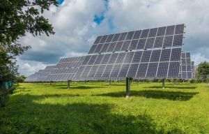 BEI alocă 34 milioane de euro pentru dezvoltarea a trei parcuri fotovoltaice în România