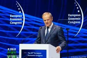 Premierul Donald Tusk le cere cetăţenilor polonezi să părăsească "imediat" Iranul