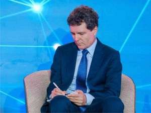 Vicepreşedintele AUR, Adrian Axinia, a afirmt că Nicuşor Dan este un preşedinte ilegitim al României, adăugând că „dosarul penal care se naşte în urma sesizării AEP îl face pe acesta instant şantajabil, având în permanenţă spectrul puşcăriei după finalizarea mandatului”.