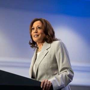 Kamala Harris îl acuză pe Trump de un război „nejustificat” şi susţine limitarea puterilor preşedintelui