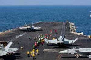 CENTCOM: USS Abraham Lincoln nu a fost lovită de rachetele iraniene 