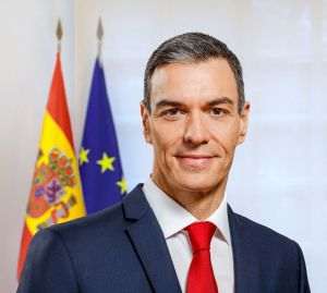 Premierul Pedro Sanchez a calificat atacurile americano-israeliene drept „intervenţie militară nejustificată şi periculoasă”, poziţie confirmată şi de ministrul apărării Margarita Robles, care a precizat că eventualul sprijin ar putea fi acordat doar în scopuri umanitare, potrivit Al Jazeera, la 2 martie 2026. (Sursa foto: facebook / Pedro Sanchez)