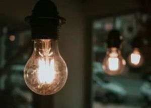 Energia electrică s-a scumpit cu aproape 57% în februarie, cea mai mare creştere din ultimul an