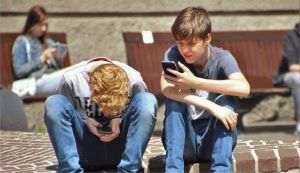 Giganţii tech, ameninţaţi cu sancţiuni pentru nerespectarea interdicţiei privind accesul minorilor la reţelele sociale