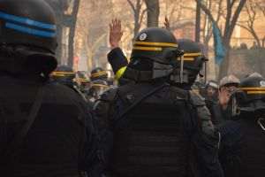 DW: „Partidul lui Aleksandar Vucic câştigă alegerile locale din Serbia, dar cu marje tot mai strânse”