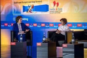 Oana Gheorghiu, viceprim-ministru pentru Reforma Statului şi a Companiilor Publice, a declarat: „România s-a digitalizat în multe domenii, dar într-un mod fragmentat. Fiecare instituţie a funcţionat pentru sine, fără interoperabilitate. Asta trebuie să facem: interoperabilitate, pentru a ajuta cetăţenii şi mediul de afaceri. Este nevoie de digitalizare, dar este nevoie şi de simplificare. Dacă digitalizăm procese complicate, vom avea o digitalizare haotică.”