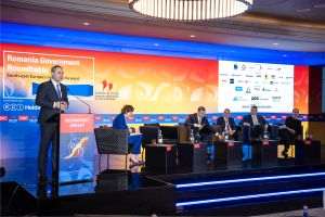 ”Trebuie să menţinem disciplina fiscală, să păstrăm traiectoria pe care ne aflăm şi să ieşim din procedura de deficit excesiv, pentru ca apoi să pregătim ţara pentru intrarea în zona euro. Acest lucru necesită un angajament ferm din partea întregii clase politice, nu doar pentru un an sau doi, ci pentru următorii patru-cinci ani”, a spus Alexandru Nazare.