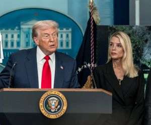Trump a demis-o pe Pam Bondi din funcţia de procuror general al SUA