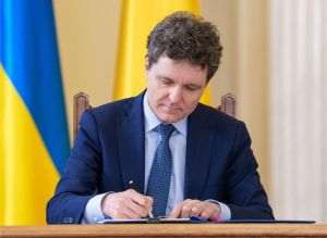 Într-un interviu acordat săptămâna trecută lui Sebastian Zachmann la Europa FM, Nicuşor Dan a spus:„Nu e problemă de lideri politici. Mă preocupă că, după ce fiecare am trecut de şocul alegerilor, ne-am întors la o luptă de uzură în care şi societatea, şi influencerii incită la acest război între aceste două tabere pro-occidentale, iar liderul politic încearcă să satisfacă această dorinţă. În loc de colaborare, ne-am întors la lupta veche stânga-dreapta”.