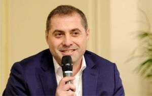 Preşedintele IMM România, Florin Jianu, a menţionat că actuala criză politică reprezintă un risc uriaş pentru absorbirea restului de zece miliarde de euro din Planul Naţional de Redresare şi Rezilienţă şi pentru dobânzile pentru împrumuturile actuale şi din viitorul imediat ale statului.