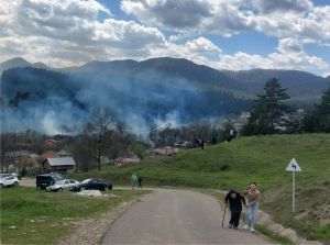 Lipsită de puteri, una dintre bătrânele care şi-au pierdut casele, lăsând în urmă infernul