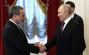 Abbas Araghchi, stânga - Ministrul de Externe al Iranului şi Vladimir Putin, dreapta - Preşedintele Rusiei; Sursa foto: en.kremlin.ru