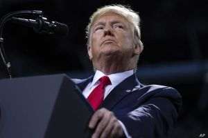 Trump anunţă că Marina americană va escorta navele blocate în Strâmtoarea Ormuz începând de luni