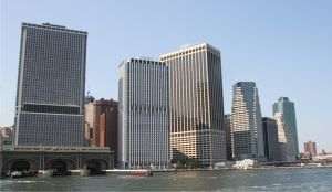 Cartierul în care se află compania Jane Street. (Sursa foto: https://commons.wikimedia.org/wiki/File:NY_FDR_Drive_IMG_2374_Jane_Street_Capital_-_Sullivan_and_Cronwell_-Standard_and_Poors_-_Bank_of_NY_Mellon)