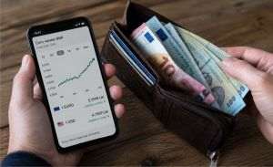 Euro, la nou record istoric în ajunul moţiunii de cenzură; efectele deprecierii leului 