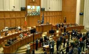Parlamentul a început dezbaterea moţiunii împotriva guvernului Bolojan