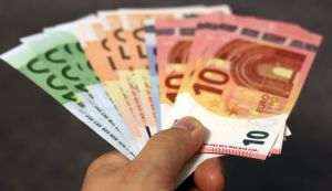 Schimb EUR în RON fără strategii bancare - cum găseşti un curs bun şi reduci pierderile pe spread?