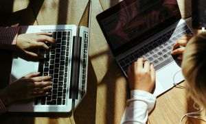 Dermatologii avertizează adolescenţii: „Nu crede tot ce vezi pe Internet!”
