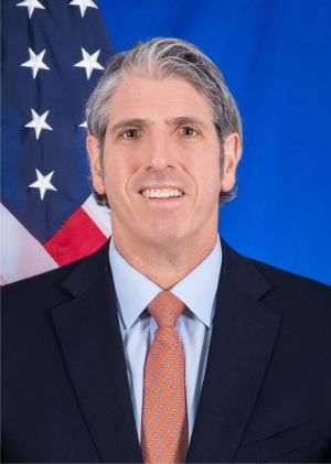 Thomas G. DiNanno nu este secretarul de stat al SUA, nu este secretarul Apărării, nu estevicepreşedintele american şi nici unul dintre arhitecţii majori ai politicii externe a administraţiei Trump. Este un oficial specializat în controlul armamentelor şi securitateinternaţională, cu un profil predominant tehnic. În limbaj diplomatic, nivelul reprezentării reflectă aproape întotdeauna nivelul de interes strategic acordat unui eveniment. Iar faptul că, la un summit dedicat securităţii flancului estic al NATO, Washingtonul nu trimite nici măcar un membru de prim rang al administraţiei transmite inevitabil ideea unei distanţări calculate. (Sursa foto: https://2017-2021.state.gov/biographies/thomas-dinanno/)