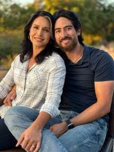 Tulsi Gabbard alături de soţul ei; Sursa foto: X / @TulsiGabbard