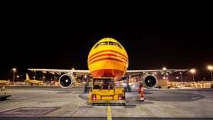 Premieră în industria de curierat expres: DHL Express introduce identificarea produselor cu ajutorul AI pentru expedierile internaţionale 