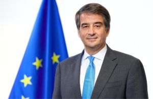 Poziţia exprimată de Raffaele Fitto se înscrie perfect în logica flexibilizării utilizării banilor europeni, oficialul european insistând asupra „rolului semnificativ pe care politica de coeziune este chemată să îl joace în abordarea actualei crize energetice şi a impactului acesteia asupra coeziunii economice, sociale şi teritoriale”. (Sursa foto: https://romania.representation.ec.europa.eu/)