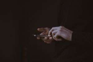 Suedia îi îndeamnă pe părinţi să renunţe la utilizarea telefoanelor mobile în prezenţa copiilor