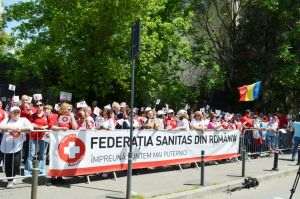 Sindicaliştii SANITAS protestează la Bucureşti pe fondul legii salarizării