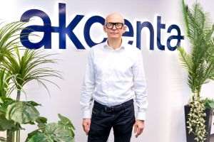 Jacek Jurczyñski, CEO Akcenta CZ a.s.: „Pe piaţa criptomonedelor, panica se răspândeşte foarte rapid. Tocmai de aceea actualul declin este important şi pentru cei care nu deţin direct criptomonede: arată că investitorii reduc din nou expunerea la risc.”