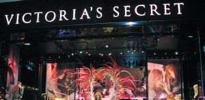 Victoria's Secret: Vânzările au crescut cu 15%, iar acţiunile s-au apreciat cu aproape 50% pe bursă
