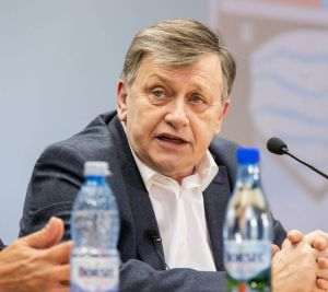 Crin Antonescu: ”Dacă tot se dă o luptă în PNL, eu aş vrea să fie o luptă pe identitatea partidului”