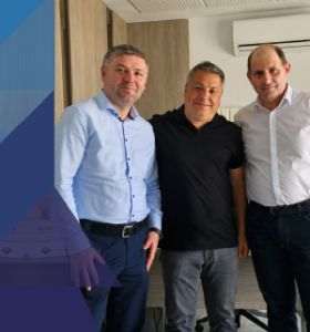 Viorel Costea- CEO Roweb, împreună cu participanţii care au consolidat tranzacţia