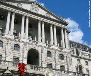 Banca Angliei menţine dobânda şi aşteaptă o inflaţie de peste 3,25% la finele anului