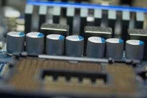 Posibil parteneriat Apple-Intel: logică strategică clară, rezultate aşteptate cel mai devreme în 2028