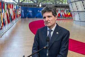 Nicuşor Dan îl decorează pe Lech Wa³êsa cu Ordinul „Steaua României”