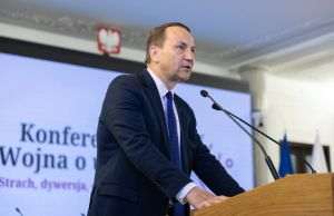 Kyiv Independent: Ministrul polonez de Externe critică decizia lui Nawrocki de a-i retrage lui Zelenski cel mai înalt ordin de stat
