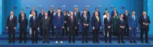 Liderii europeni de prim rang au fost puşi în spate, iar pe primul rând Trump şi Erdogan l-au aşezat pe controversatul premier al Albaniei, Edi Rama. (Sursa foto: NATO)