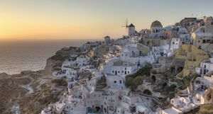 Santorini înregistrează o scădere semnificativă a numărului de turişti străini