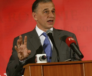 Liderul PSD Mircea Geoană vrea ca formaţiunea sa să guverneze singură după alegerile prezidenţiale.