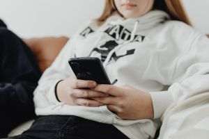Franţa interzice accesul la reţelele sociale pentru copiii sub 15 ani