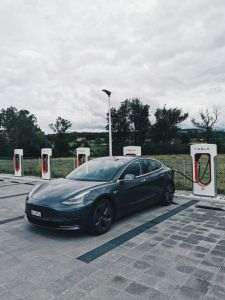 AFP: Elon Musk sugerează o posibilă fuziune între Tesla şi SpaceX