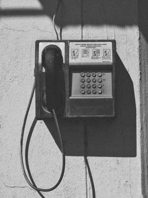 Reuters: Crimeea readuce telefoanele publice de pe străzi pentru apelurile de urgenţă