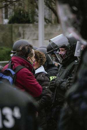 Jandarmii fac apel la calm şi în îndeamnă pe manifestanţi să coopereze cu forţele de ordine