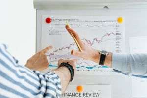 Intesa Sanpaolo raportează rezultatele primului semestru şi revizuieşte estimările pentru 2026