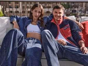 Tommy Hilfiger lansează campania de toamnă 2026 Always Denim cu Romeo Beckham