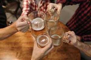 Exigenţele de calitate şi noile ritualuri de petrecere a timpului liber modelează preferinţele românilor atunci când ies la o bere