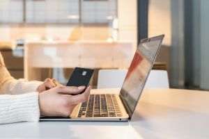 Studiu Compari.ro: preţurile mici atrag 84% dintre cumpărători, dar încrederea îi face să revină